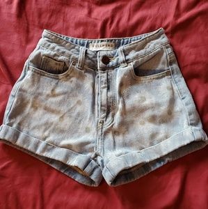 High waisted shorts with daisy's on front